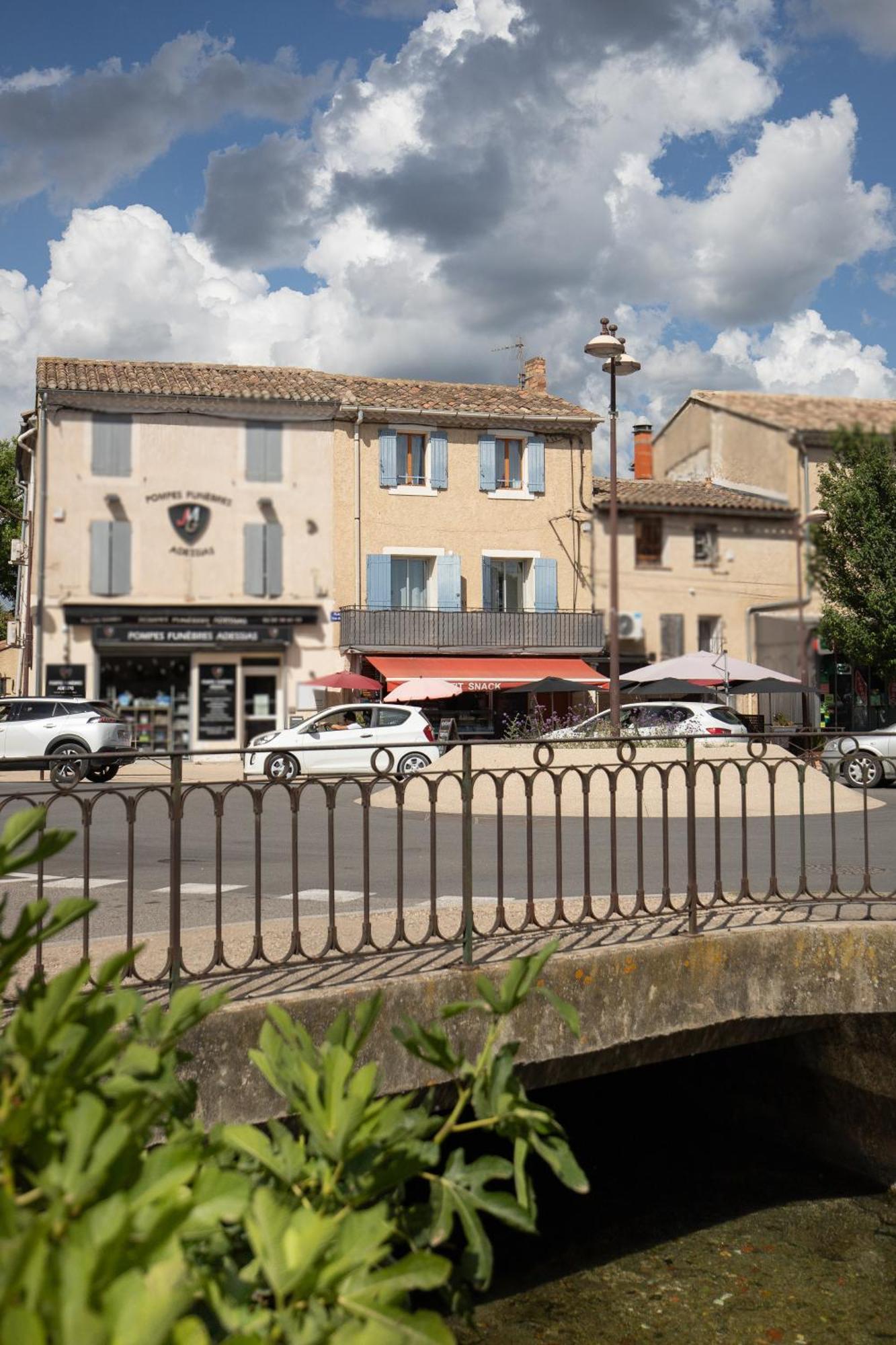 Le Partage Des Eaux - 4 Couchages - Hypercentre - Clim - Wifi Apartment L'Isle-sur-la-Sorgue Exterior photo